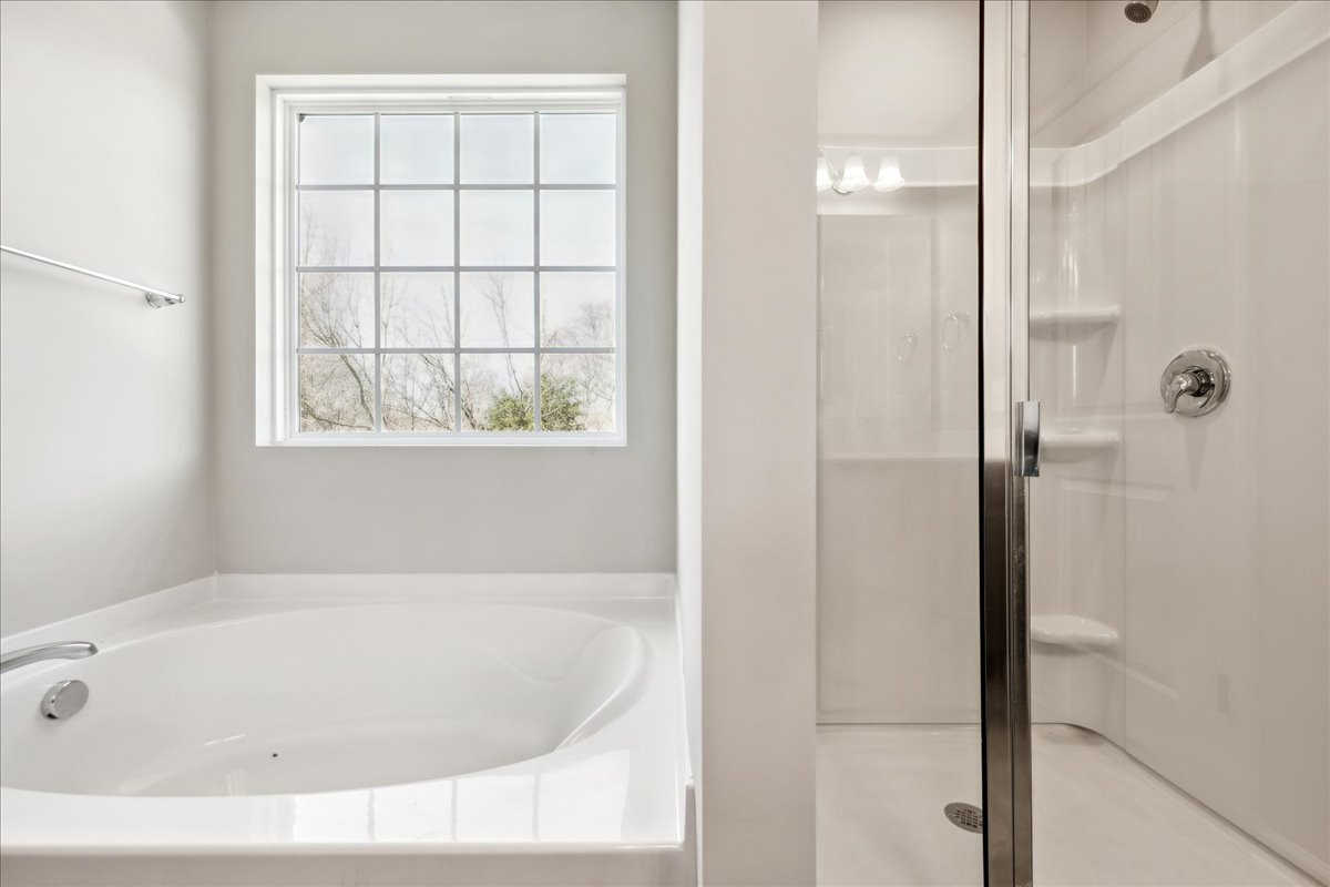https://assets.windsorhomes.us/img/BCR_lot4_Stoddard_elvF_1949_Kippen_Drive_primary_bath_2.jpg
