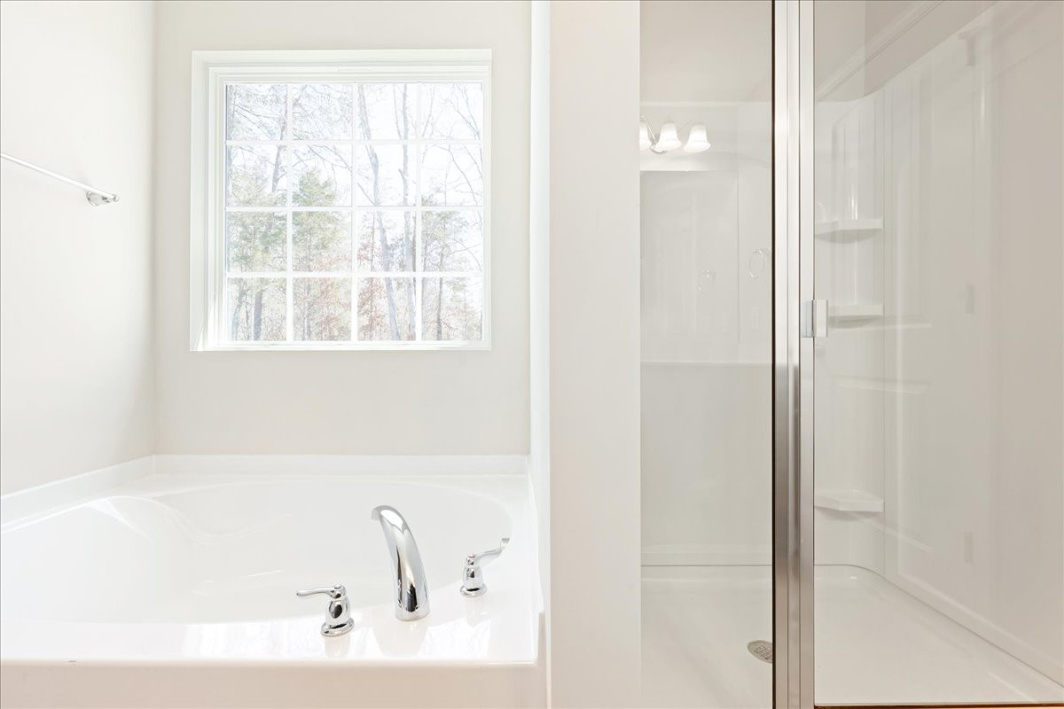 https://assets.windsorhomes.us/img/BCR_lot56_Stoddard_elvE_1722_Springbank_Drive_primary_bath_2.jpg