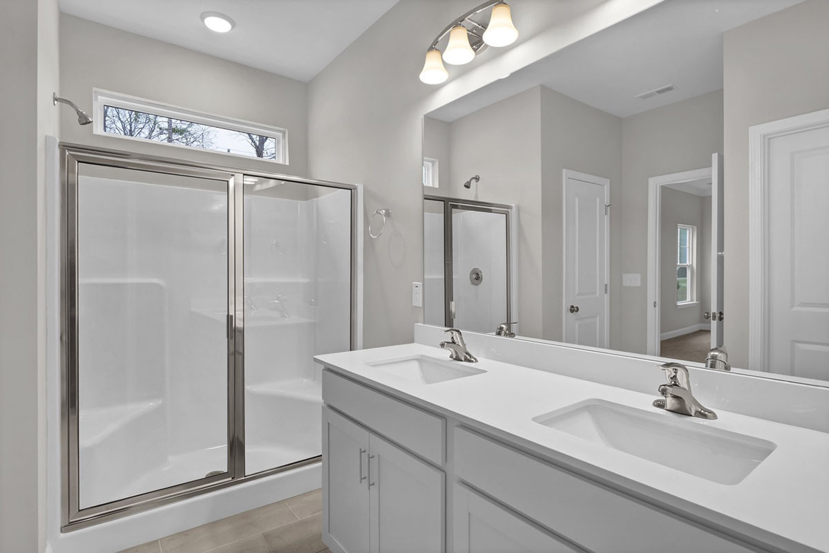 https://assets.windsorhomes.us/img/BMW_lot10_Bailey_2005_Twilight_Drive_primary_bath.jpeg