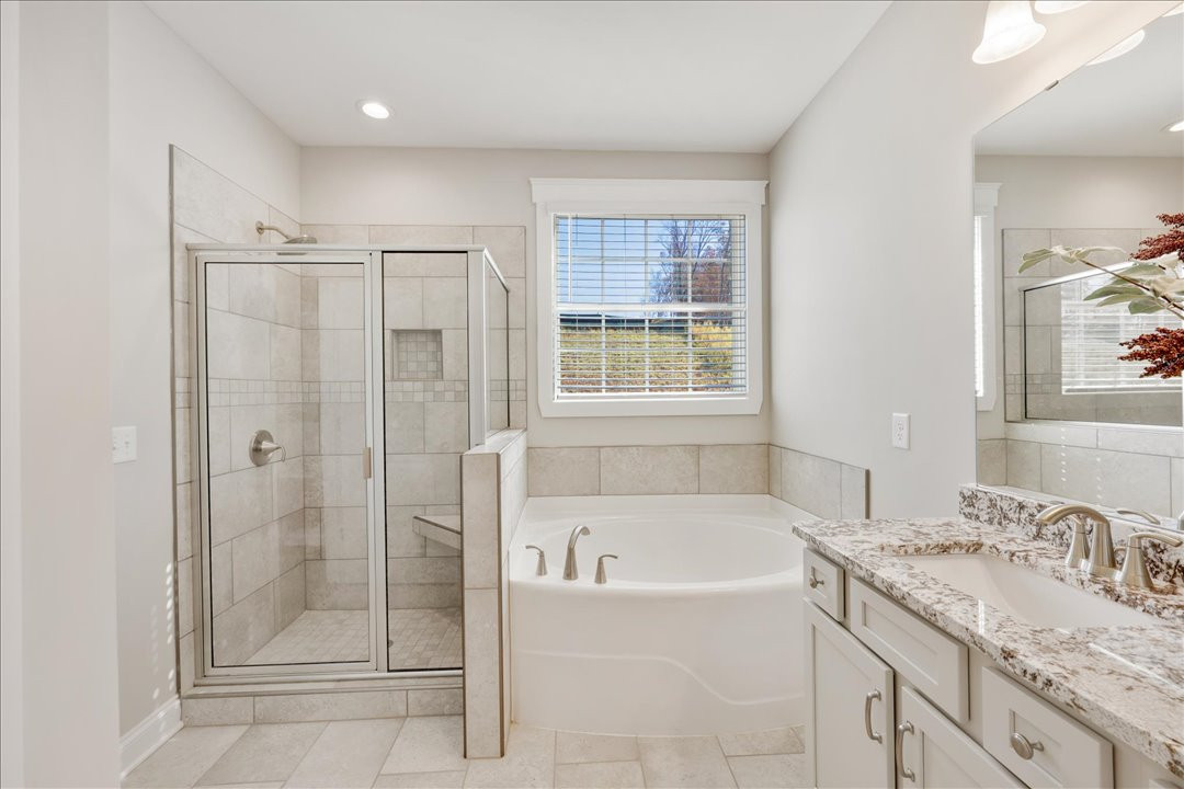 https://assets.windsorhomes.us/img/Bailey_B_VR_lot50_1703_Langlais_drive_Primary_Bath_View2.jpg