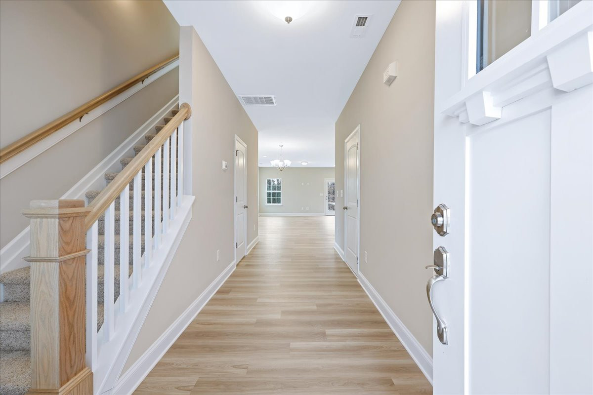 https://assets.windsorhomes.us/img/CCK_lot10_Columbia_elvA_1633_Appoloosa_Place_foyer.jpg
