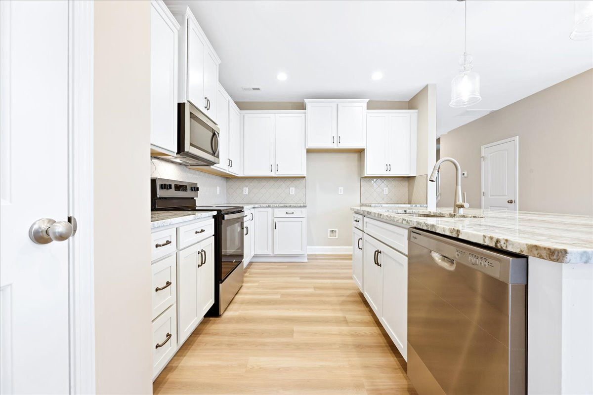 https://assets.windsorhomes.us/img/CCK_lot10_Columbia_elvA_1633_Appoloosa_Place_kitchen_3.jpg