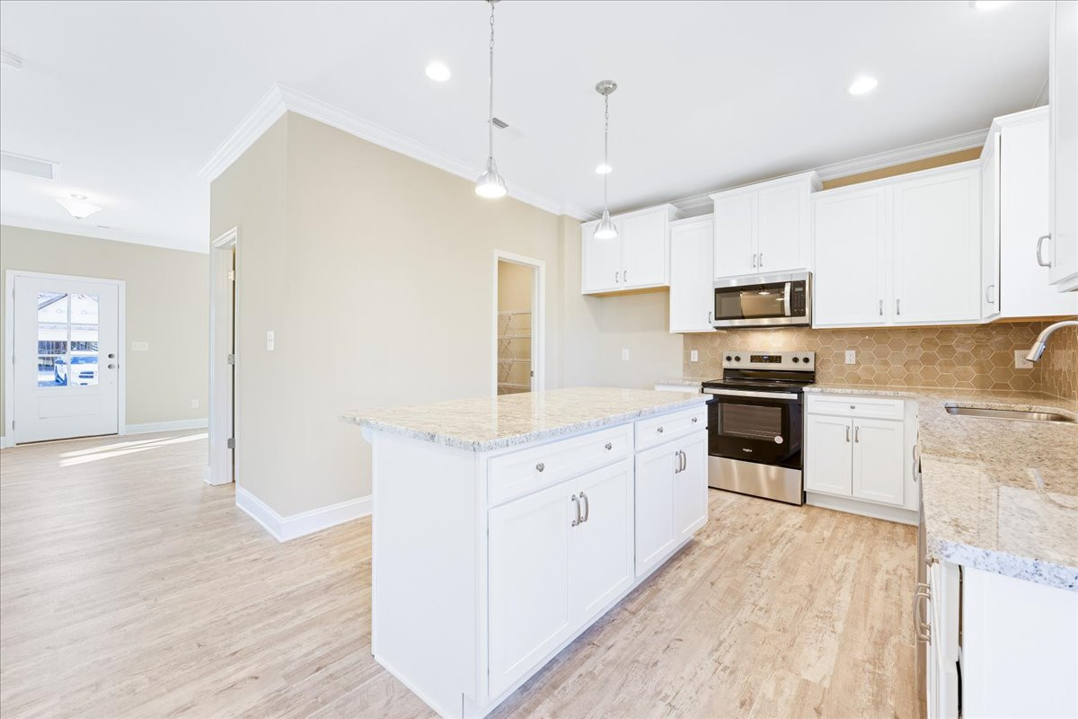 https://assets.windsorhomes.us/img/CCK_lot13_Stoddard_F_4119_Stallion_Street_kitchen.jpg