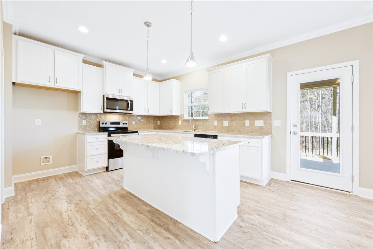 https://assets.windsorhomes.us/img/CCK_lot13_Stoddard_F_4119_Stallion_Street_kitchen_2.jpg