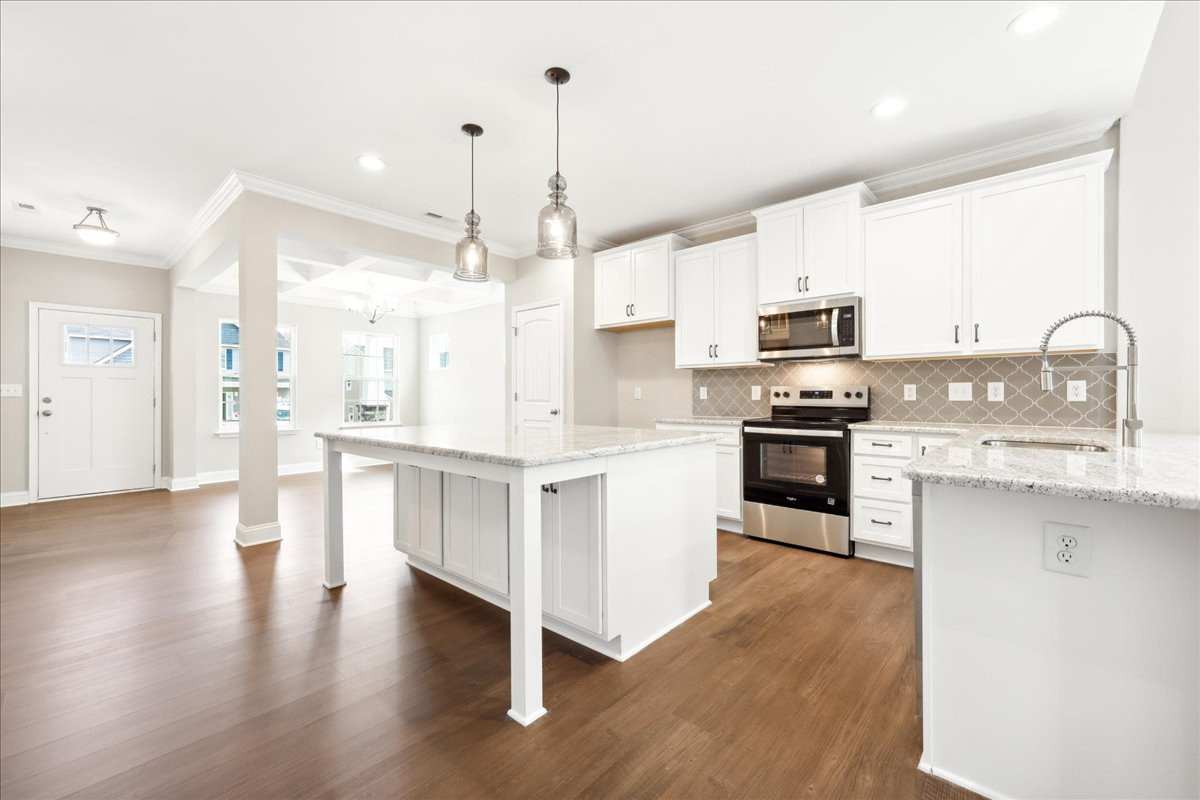 https://assets.windsorhomes.us/img/CCK_lot14_Richmond_elvA_4115_Stallion_St_kitchen_3.jpg