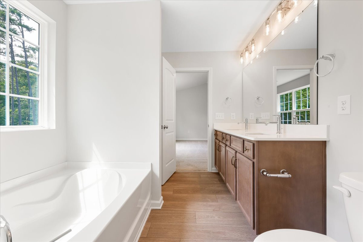 https://assets.windsorhomes.us/img/CCK_lot18_Stoddard_elvE_4099_Stalion_Street_primary_bath_2.jpg