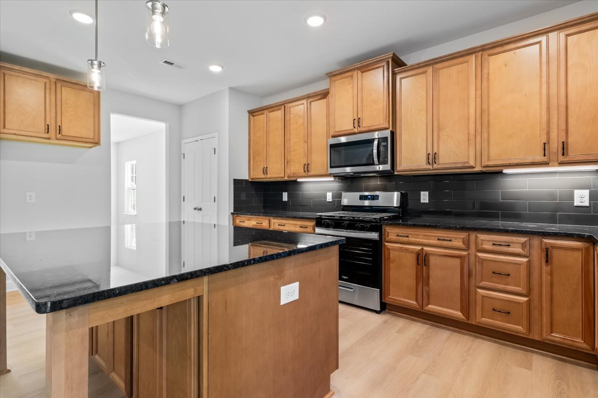 https://assets.windsorhomes.us/img/CCK_lot19_Cameron_elvB_4095_Stallion_St_kitchen_4.jpg