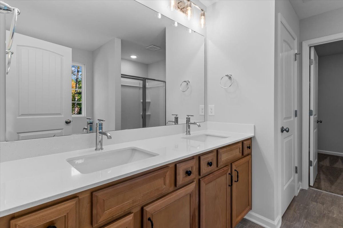 https://assets.windsorhomes.us/img/CCK_lot19_Cameron_elvB_4095_Stallion_St_primary_bath.jpg