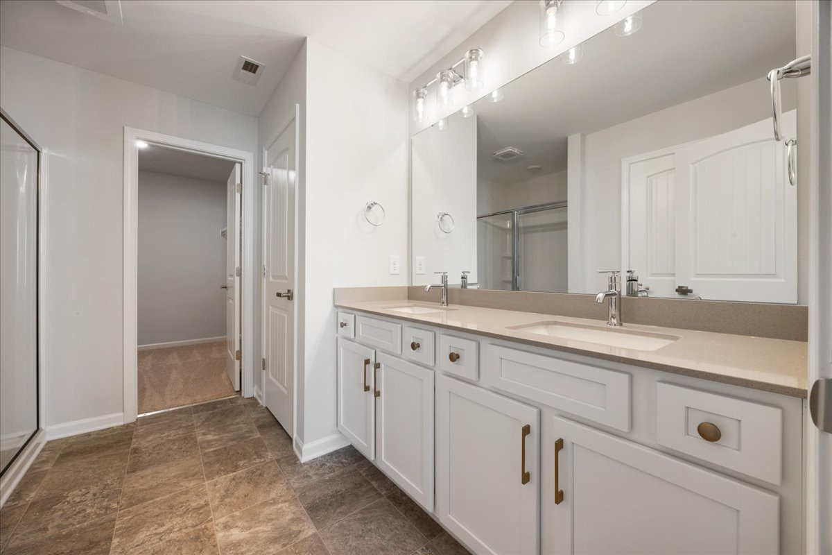 https://assets.windsorhomes.us/img/CCK_lot74_Cameron_elvD_4090_Stallion_St_primary_bath.jpg