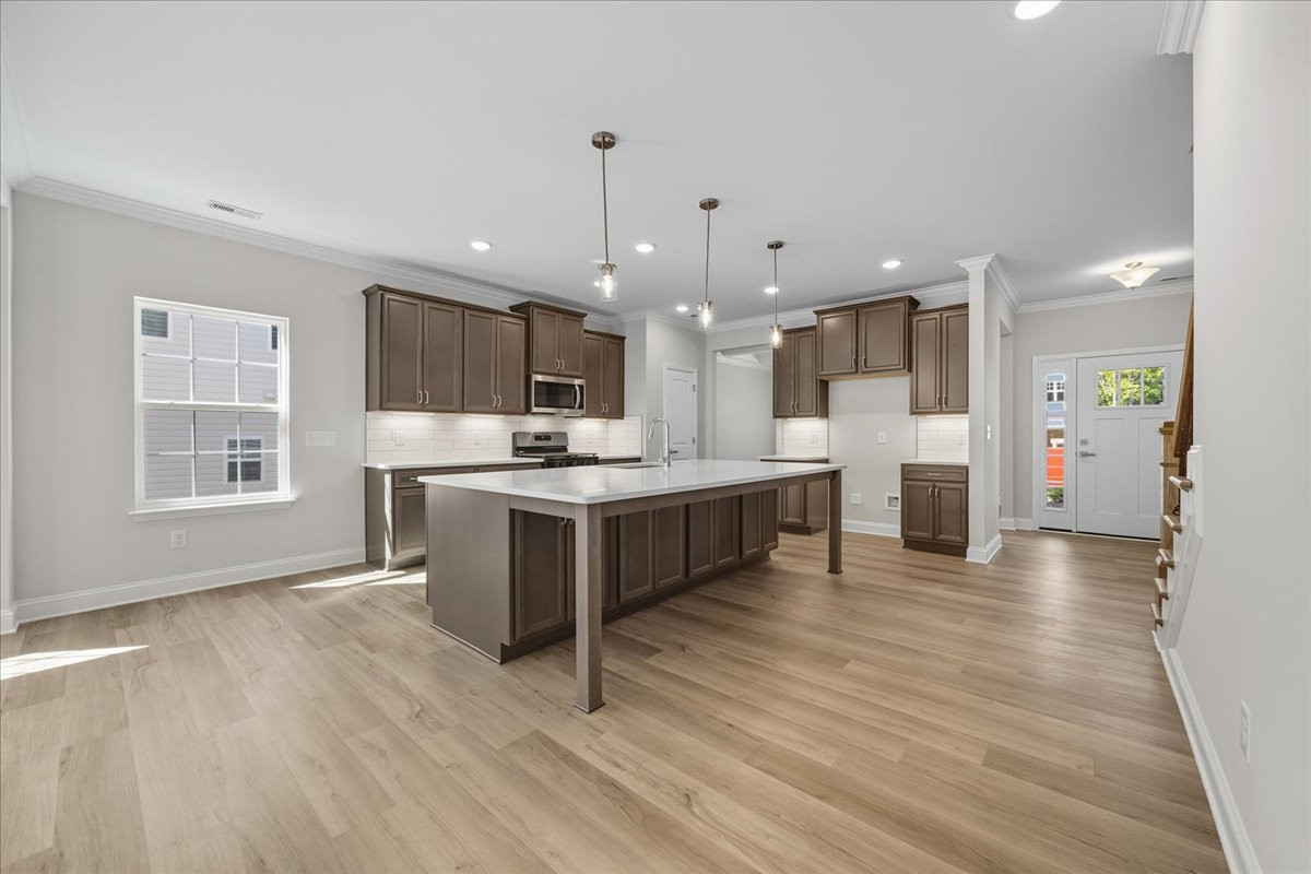 https://assets.windsorhomes.us/img/CCK_lot75_Cotswold_elvE_4094_Stallion_St_kitchen_2.jpg