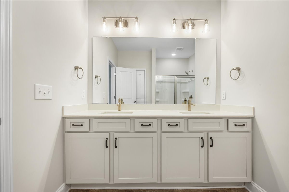https://assets.windsorhomes.us/img/CCK_lot76_Richmond_elvB_4098_Stallion_Street_primary_bath.jpg