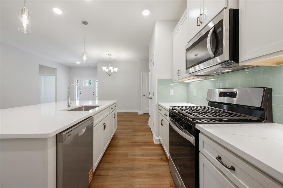 https://assets.windsorhomes.us/img/CCK_lot78_Somerset_elvD_4106_Stallion_Street_kitchen_5_edit.jpg