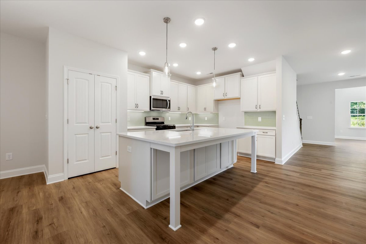 https://assets.windsorhomes.us/img/CCK_lot78_Somerset_elvD_4106_Stallion_Street_kitchen_edit_3.jpg