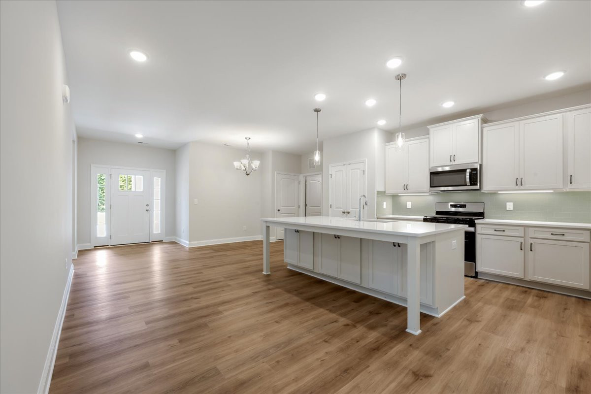 https://assets.windsorhomes.us/img/CCK_lot78_Somerset_elvD_4106_Stallion_Street_kitchen_edit_4.jpg