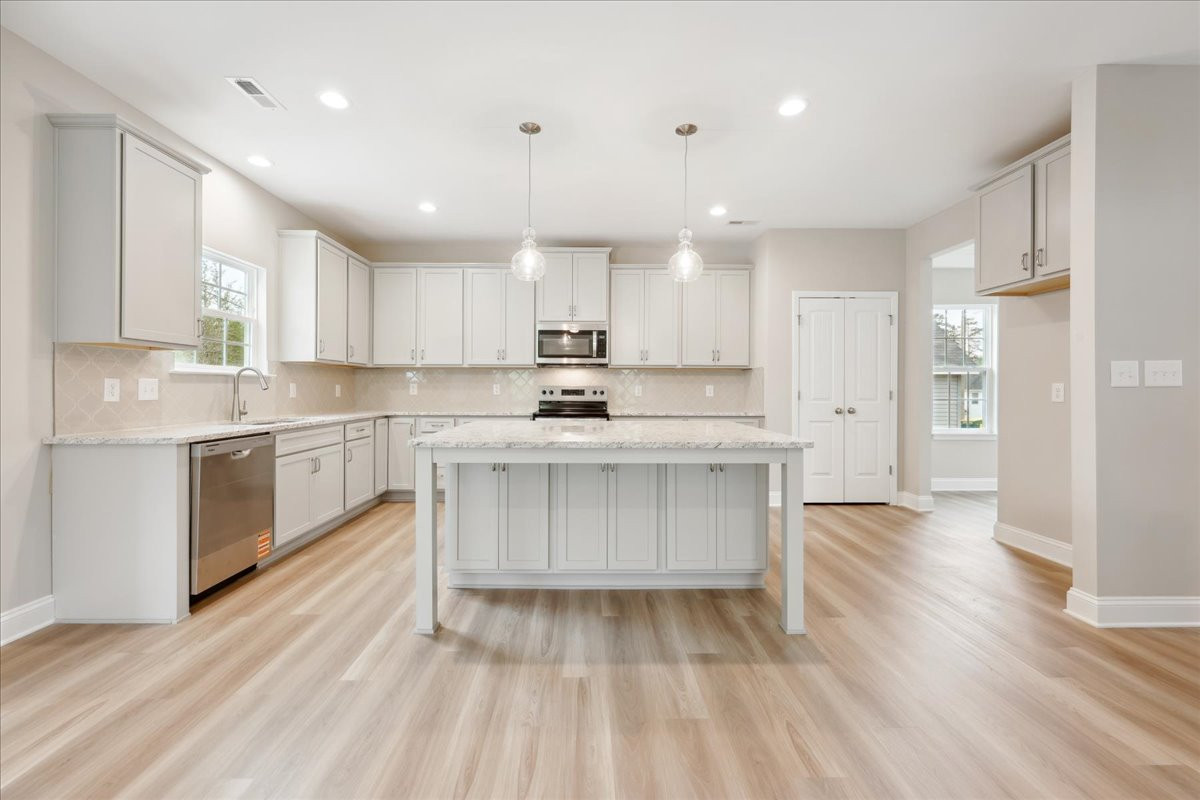 https://assets.windsorhomes.us/img/CCK_lot80_Seagrove_elvD_4114_Stallion_street_kitchen_3.jpg