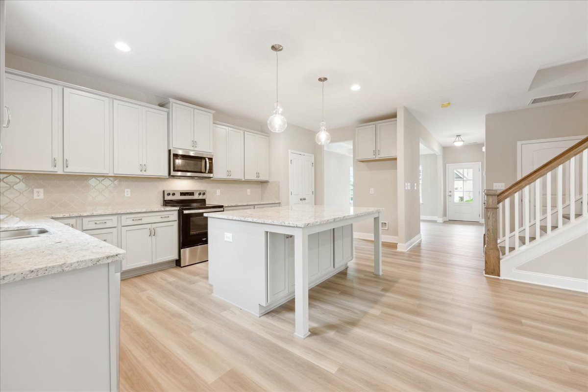 https://assets.windsorhomes.us/img/CCK_lot81_Cameron_elvA_4118_Stallion_street_kitchen_2.jpg