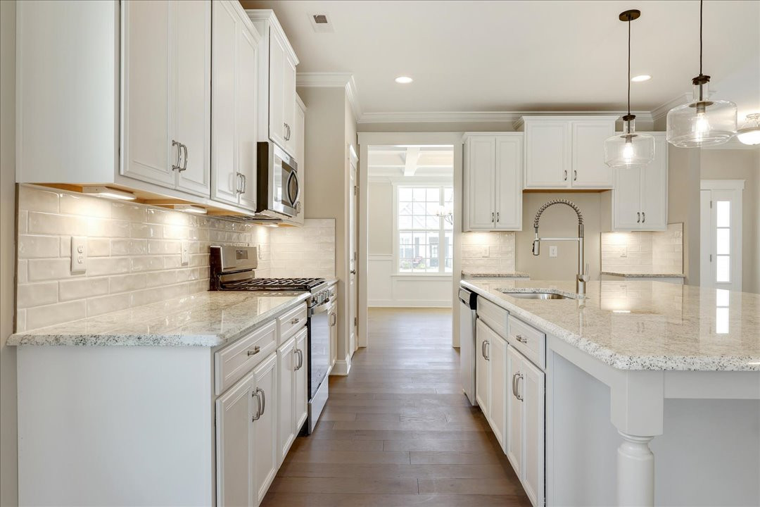 https://assets.windsorhomes.us/img/Cotswold_3_BD_lot42_2059_Dowell_Court_Kitchen.jpg