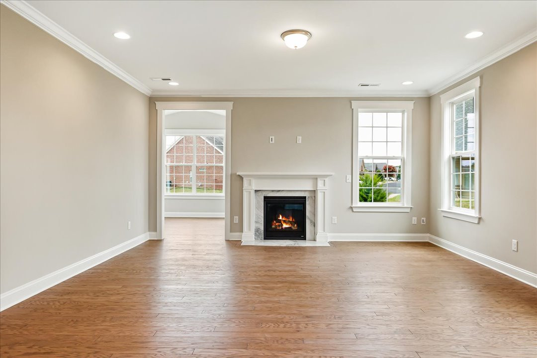 https://assets.windsorhomes.us/img/Cotswold_3_F_BD_lot38_2096_Dowell_Ct_Great_Room.jpg