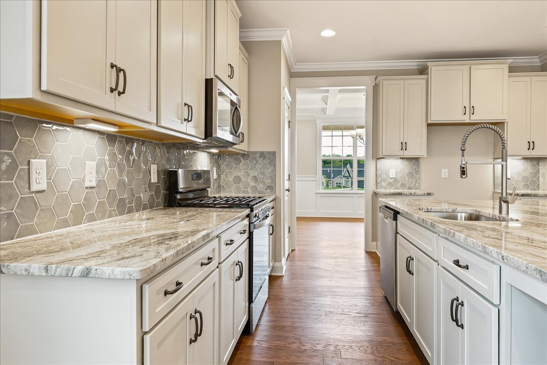 https://assets.windsorhomes.us/img/Cotswold_3_F_BD_lot38_2096_Dowell_Ct_Kitchen_2.jpg