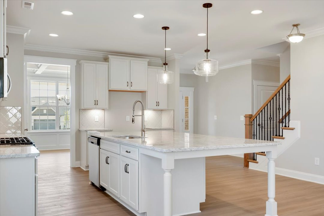 https://assets.windsorhomes.us/img/Cotswold_3_G_BD_lot39_2097_Dowell_Court_Kitchen.jpg