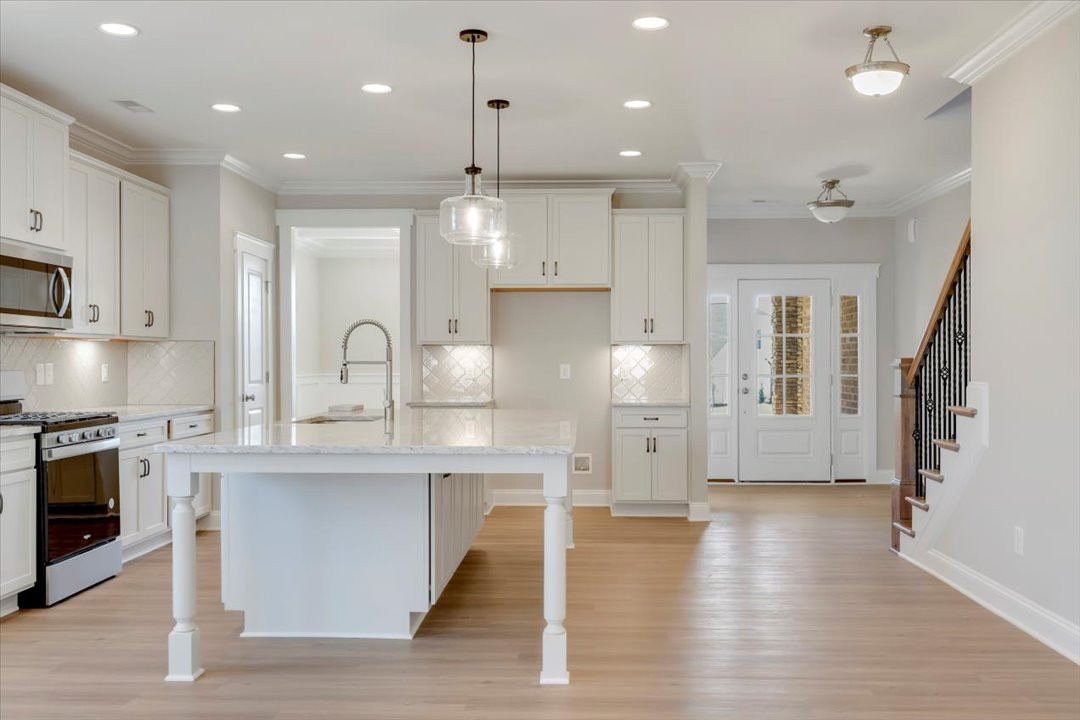 https://assets.windsorhomes.us/img/Cotswold_3_G_BD_lot39_2097_Dowell_Court_Kitchen_2.jpg