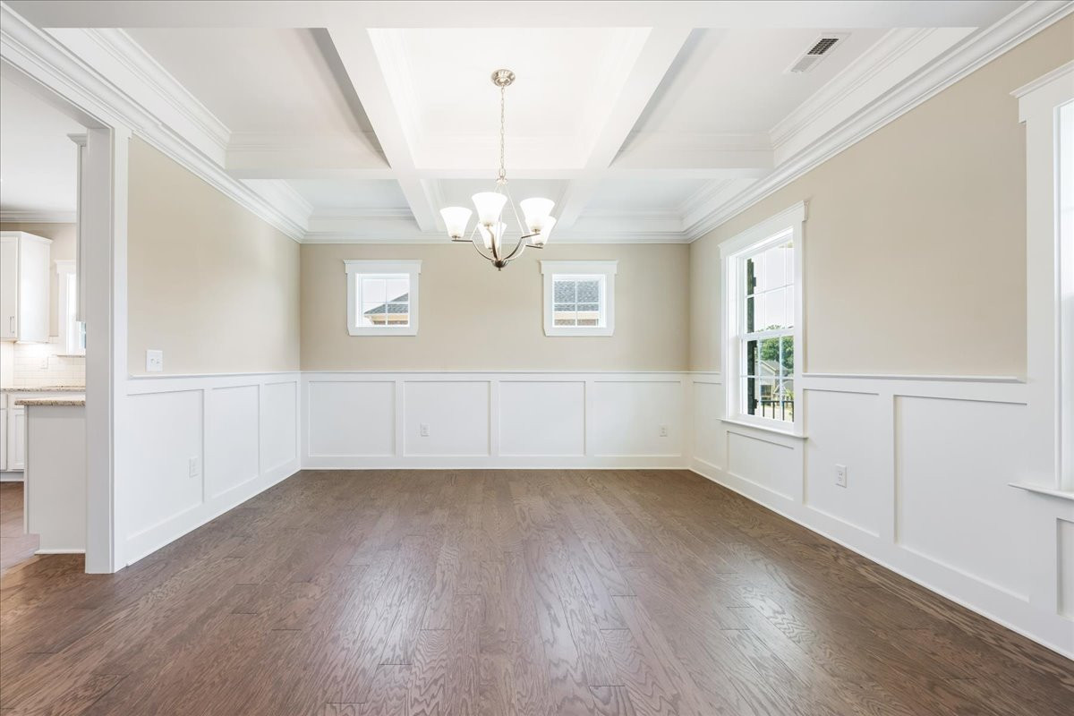 https://assets.windsorhomes.us/img/DA_lot58_Hickory_elvB_8009_Back_Nine_Drive_dining.jpg