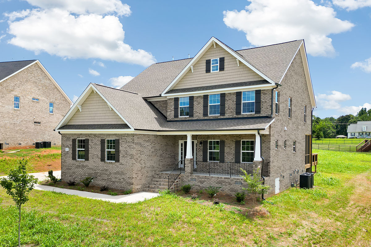 https://assets.windsorhomes.us/img/DA_lot58_Hickory_elvB_8009_Back_Nine_Drive_exterior_front_Side.jpg