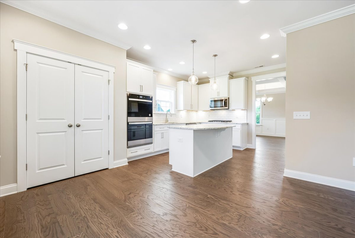 https://assets.windsorhomes.us/img/DA_lot58_Hickory_elvB_8009_Back_Nine_Drive_kitchen.jpg
