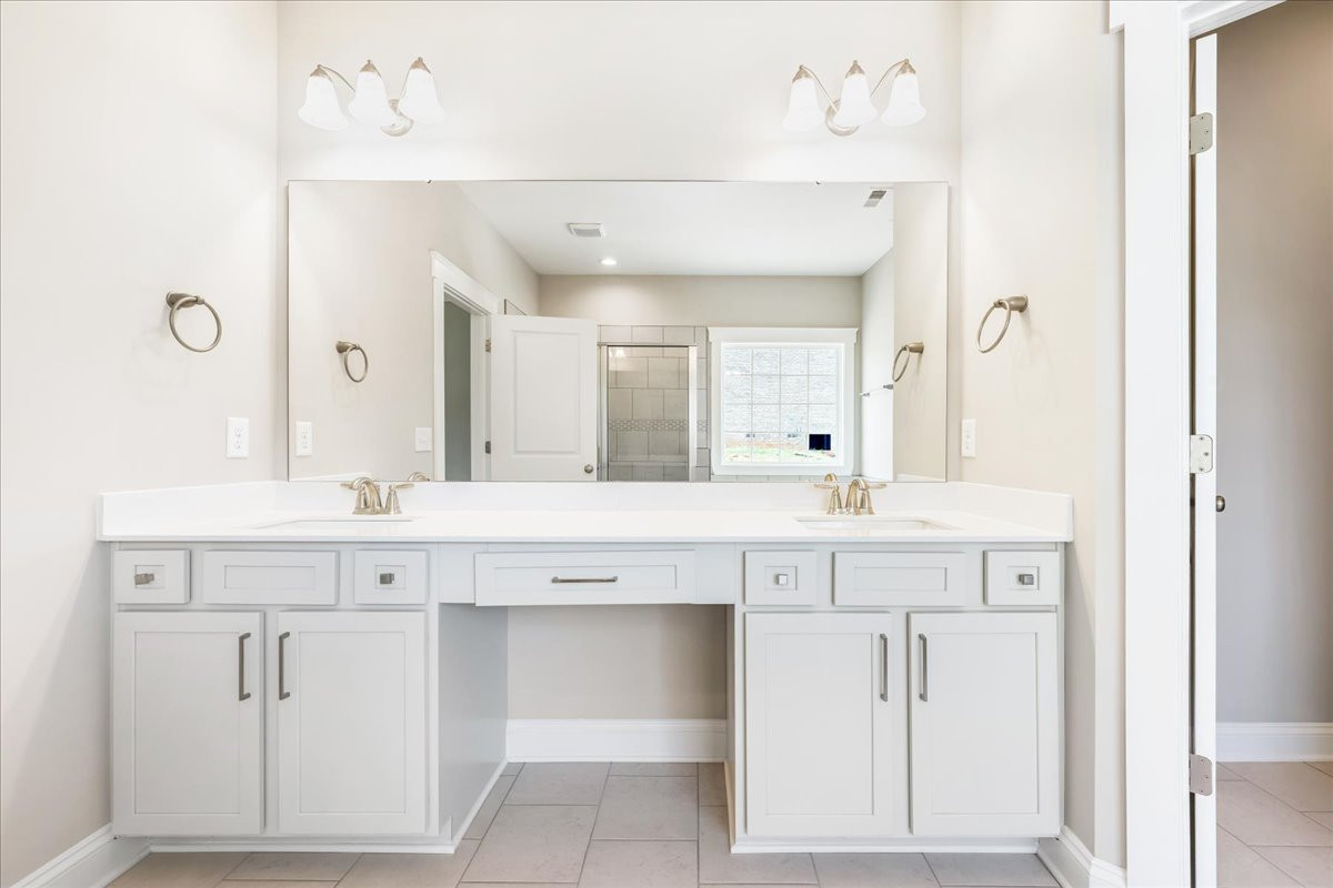 https://assets.windsorhomes.us/img/DA_lot58_Hickory_elvB_8009_Back_Nine_Drive_primary_bath.jpg