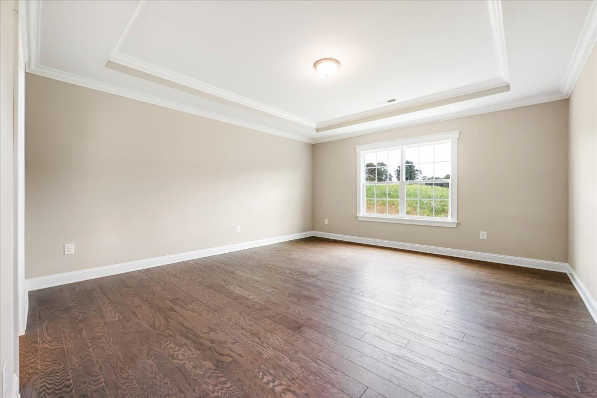 https://assets.windsorhomes.us/img/DA_lot58_Hickory_elvB_8009_Back_Nine_Drive_primary_bedroom.jpg