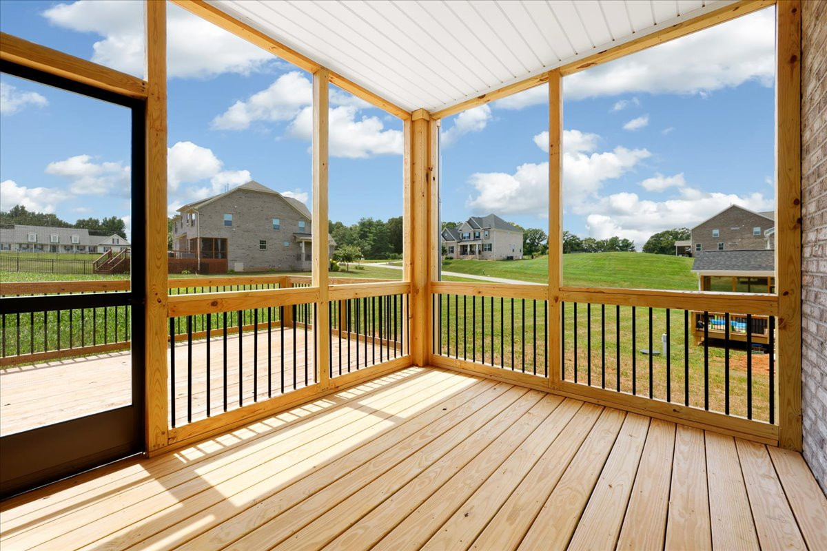 https://assets.windsorhomes.us/img/DA_lot58_Hickory_elvB_8009_Back_Nine_Drive_screen_porch.jpg