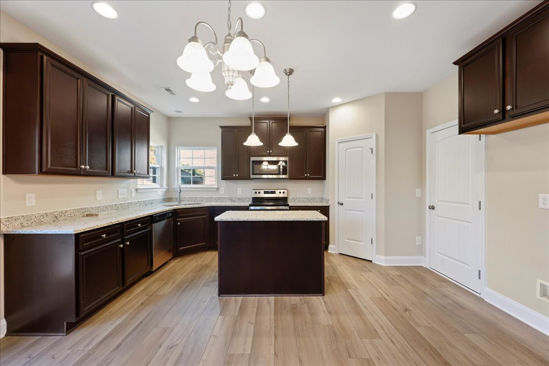 https://assets.windsorhomes.us/img/Greenville_C_AB_lot12_2188_Campbell_loop_kitchen_view2.jpg