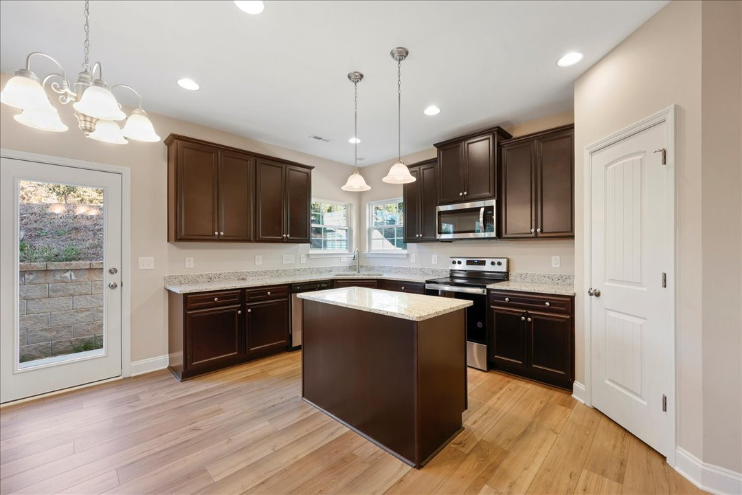 https://assets.windsorhomes.us/img/Greenville_C_AB_lot12_2188_Campbell_loop_kitchen_view3.jpg