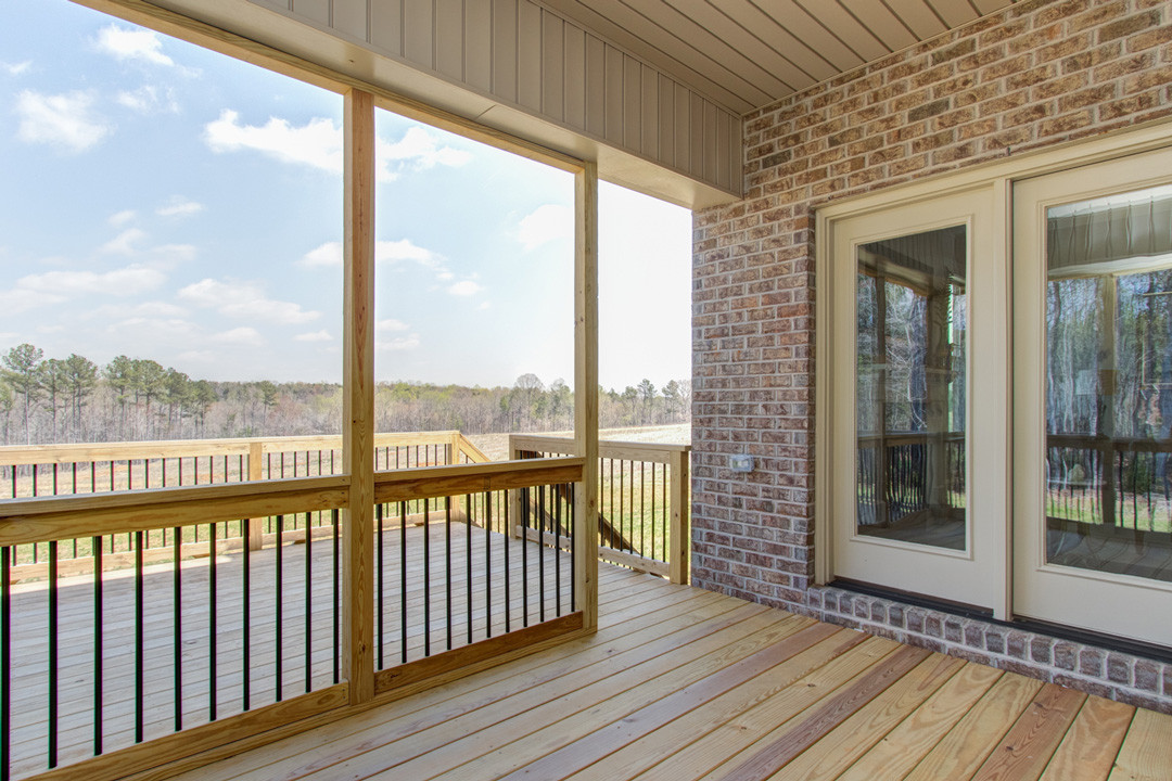 https://assets.windsorhomes.us/img/Hickory_B_HFW_lot15_2644-Lunsford-Rd_exterior-porch.jpg