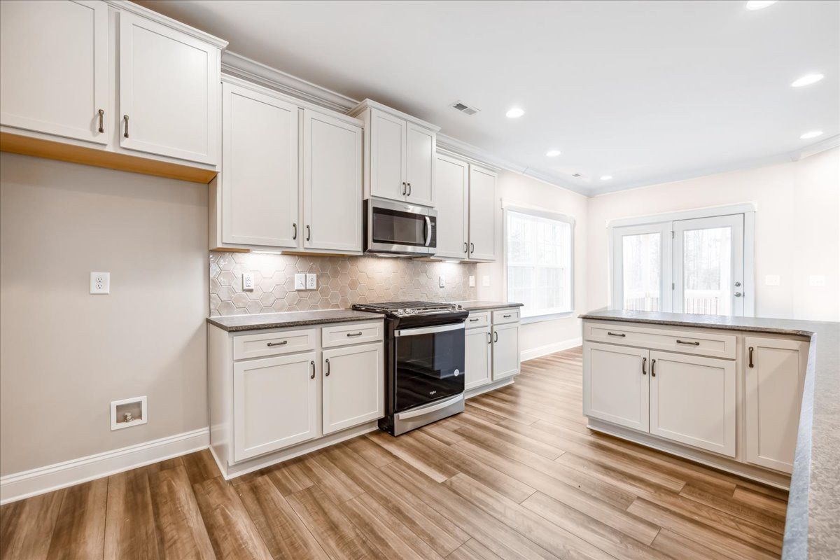 https://assets.windsorhomes.us/img/KL_Lot92_Bailey_elvA_1410_Reading_Ct_kitchen.jpg