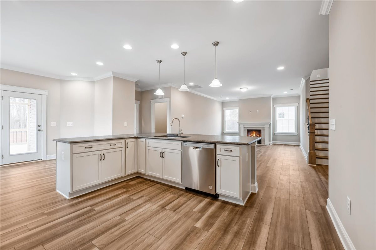 https://assets.windsorhomes.us/img/KL_Lot92_Bailey_elvA_1410_Reading_Ct_kitchen_2.jpg