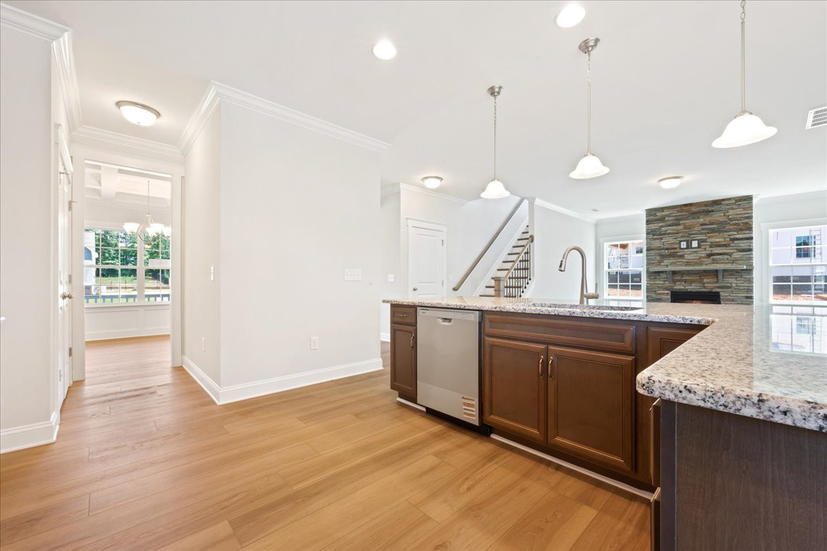 https://assets.windsorhomes.us/img/KL_lot75_Bailey_elvB_1403_Reading_Ct_kitchen.jpg