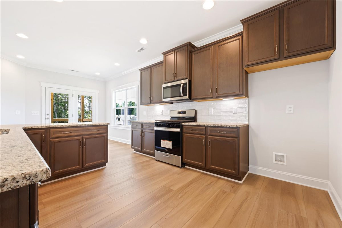 https://assets.windsorhomes.us/img/KL_lot75_Bailey_elvB_1403_Reading_Ct_kitchen_2.jpg