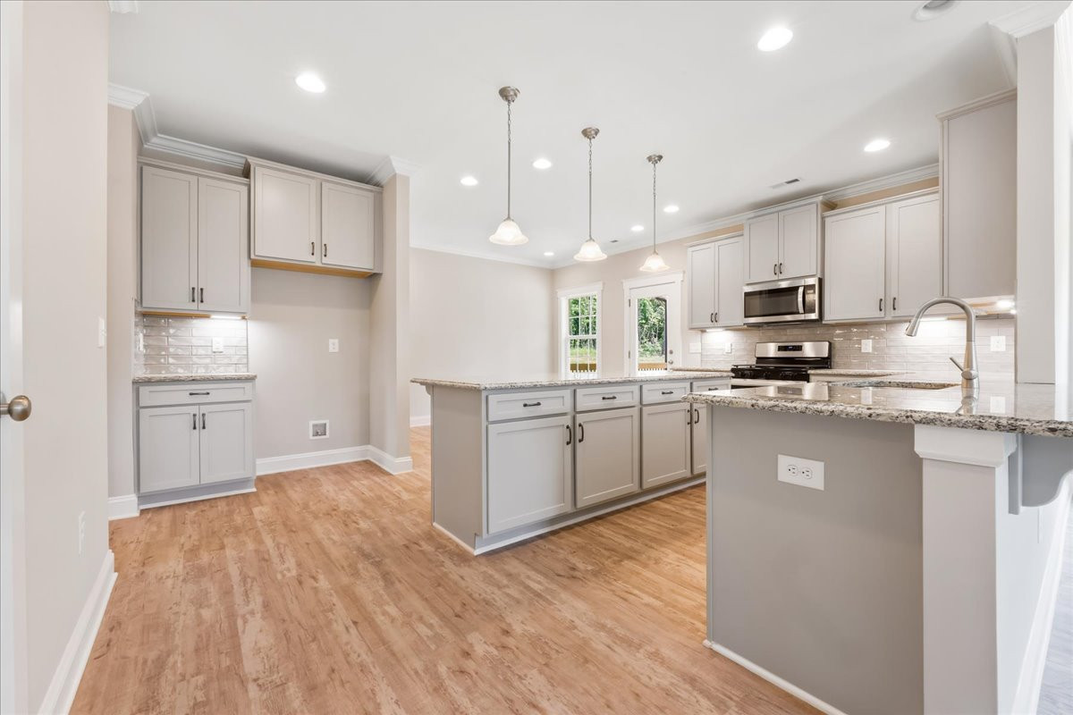 https://assets.windsorhomes.us/img/KL_lot91_Lewisville_elvF_1414_Reading_Ct_kitchen.jpg