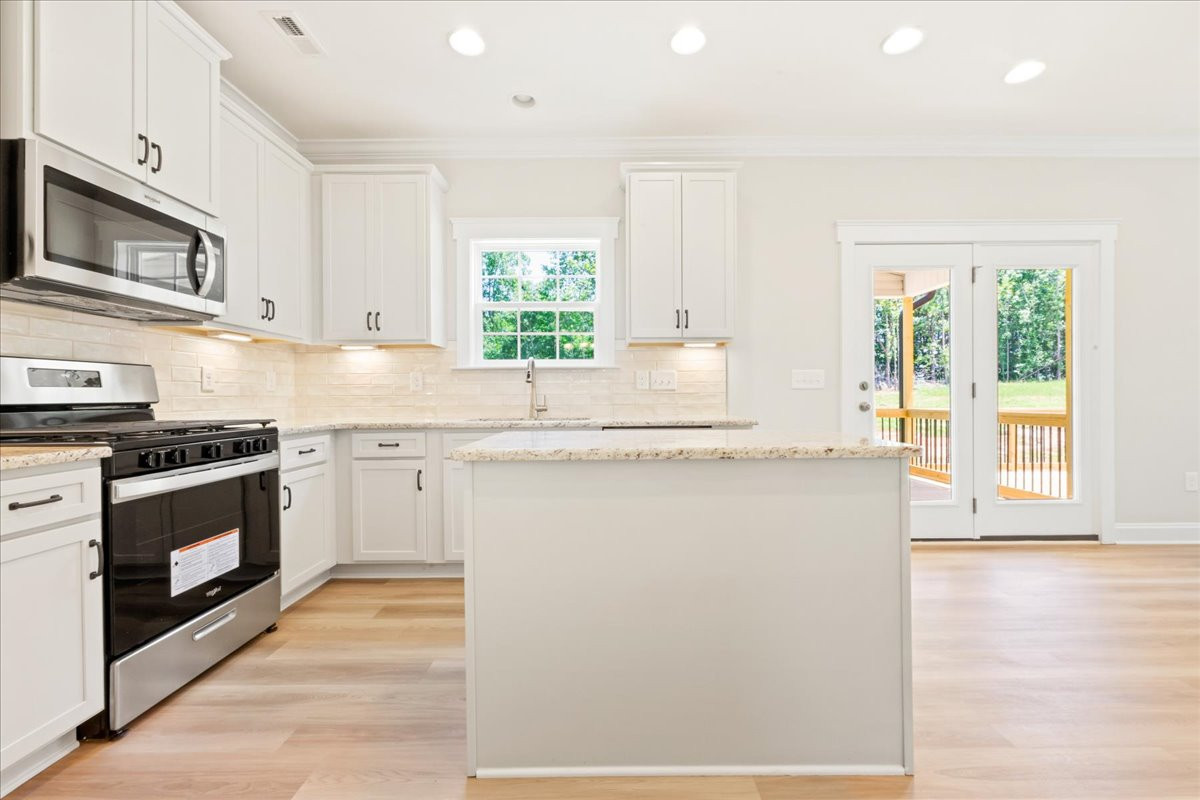 https://assets.windsorhomes.us/img/KL_lot93_Lexington_elvF_1406_Reading_ct_kitchen.jpg