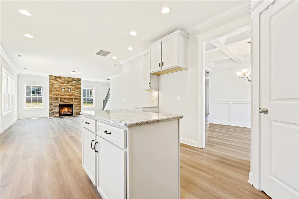 https://assets.windsorhomes.us/img/KL_lot93_Lexington_elvF_1406_Reading_ct_kitchen_3.jpg