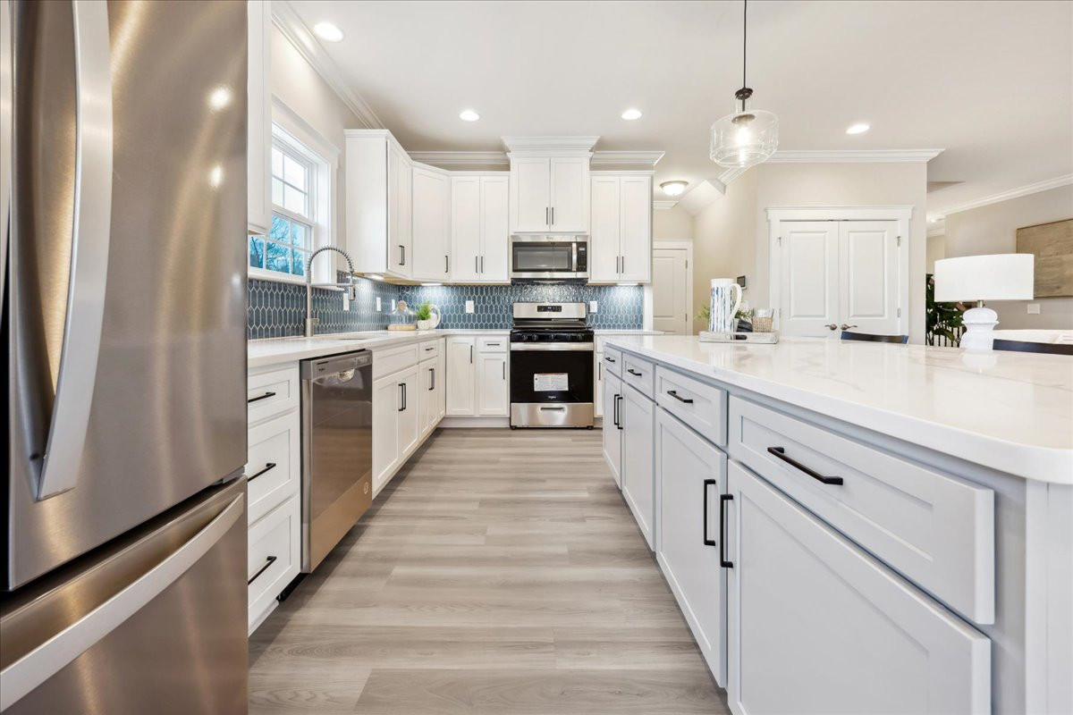 https://assets.windsorhomes.us/img/MG_Lot102_Pinehurst_C_1036_Fairhaven_Dr_kitchen_3.jpg
