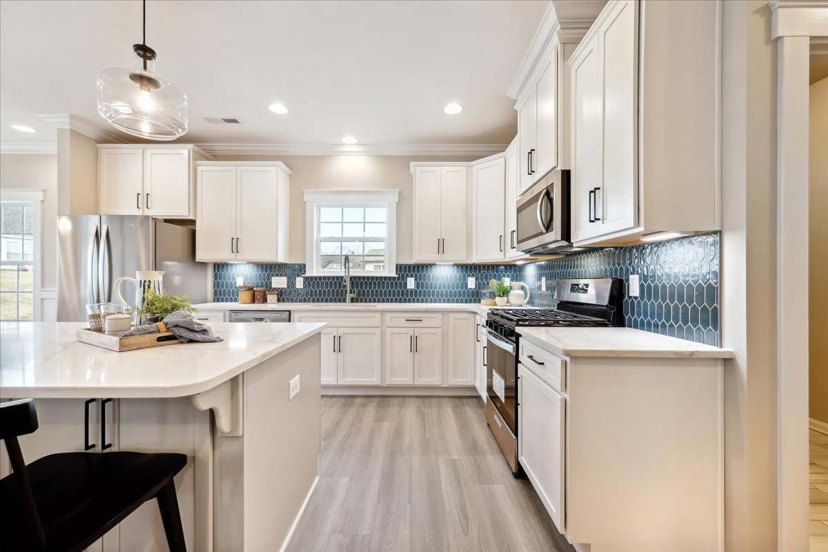 https://assets.windsorhomes.us/img/MG_Lot102_Pinehurst_C_1036_Fairhaven_Dr_kitchen_6.jpg