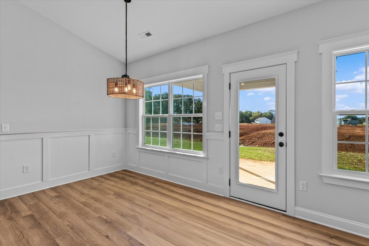 https://assets.windsorhomes.us/img/MG_lot86_Cary_elvB_1111_Nantucket_Drive_dining.jpg