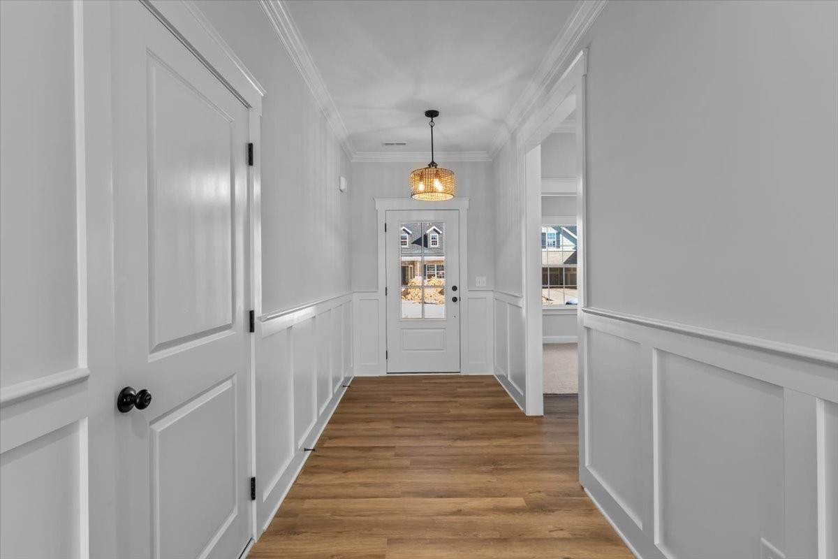 https://assets.windsorhomes.us/img/MG_lot86_Cary_elvB_1111_Nantucket_Drive_foyer_1.jpg