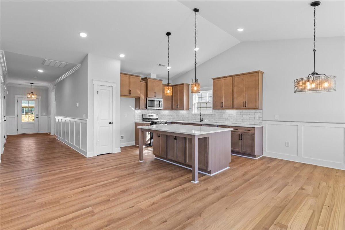 https://assets.windsorhomes.us/img/MG_lot86_Cary_elvB_1111_Nantucket_Drive_kitchen.jpg