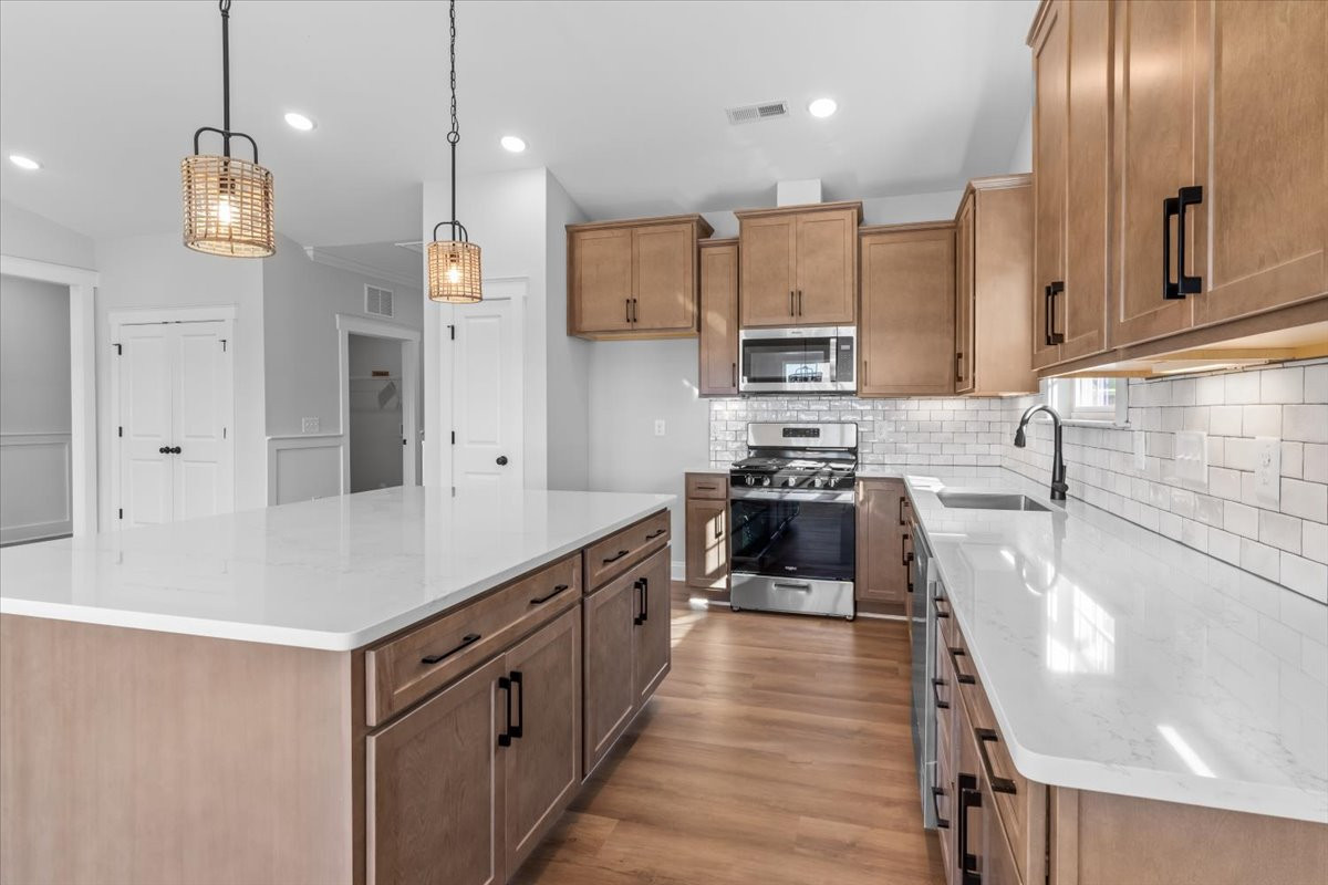 https://assets.windsorhomes.us/img/MG_lot86_Cary_elvB_1111_Nantucket_Drive_kitchen_2.jpg