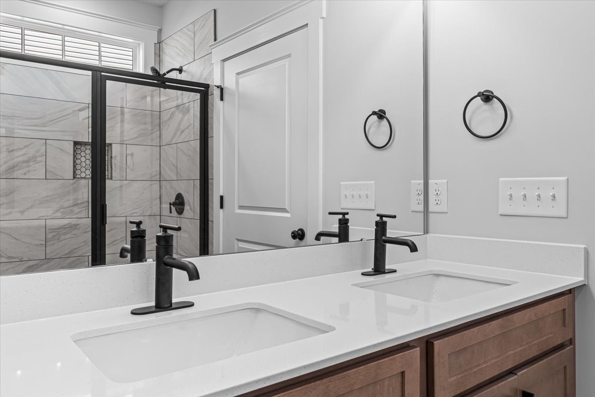 https://assets.windsorhomes.us/img/MG_lot86_Cary_elvB_1111_Nantucket_Drive_primary_Bath_2.jpg