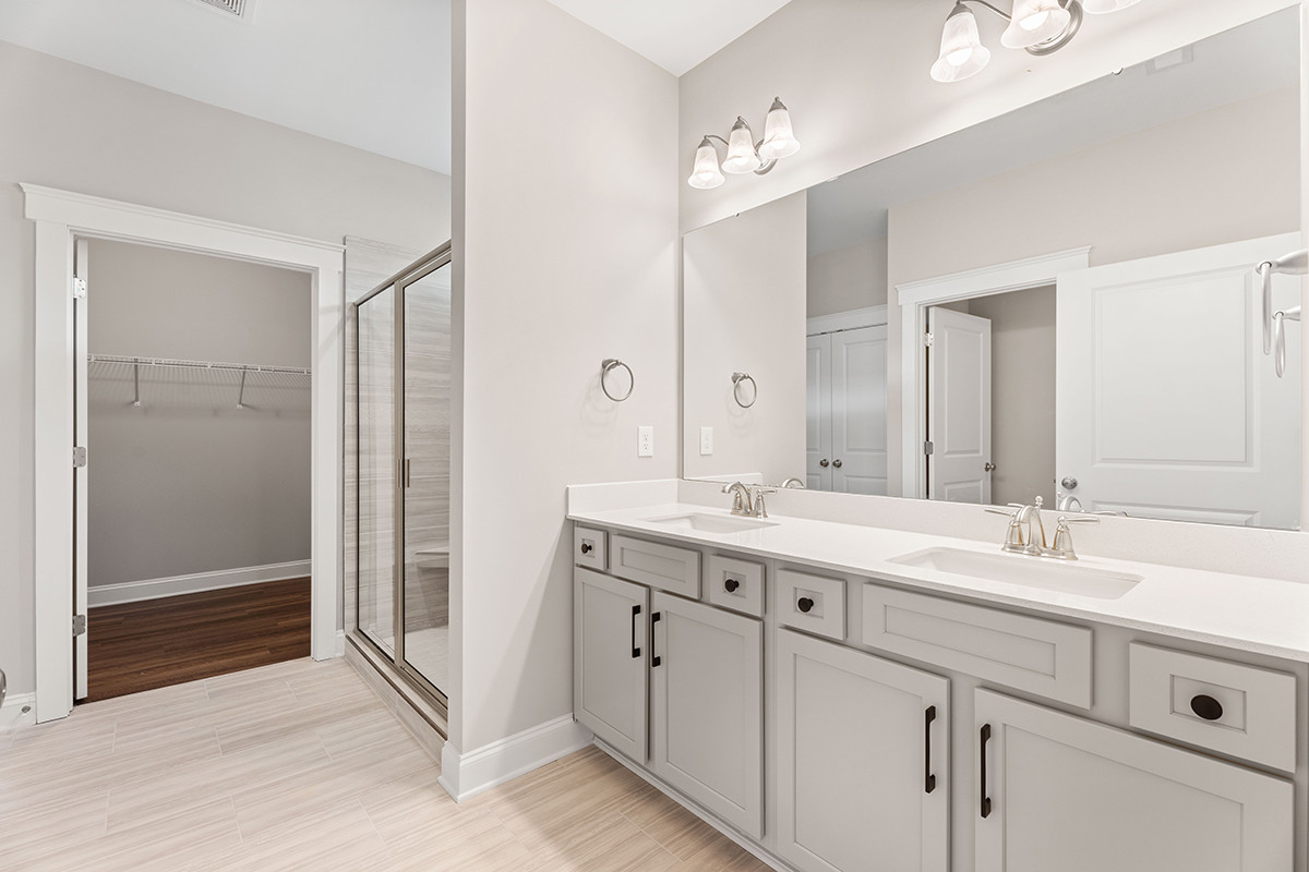 https://assets.windsorhomes.us/img/MLF_lot41_Pinehurst_elvB_112_Rocky_Maple_Drive_primary_bath.jpg