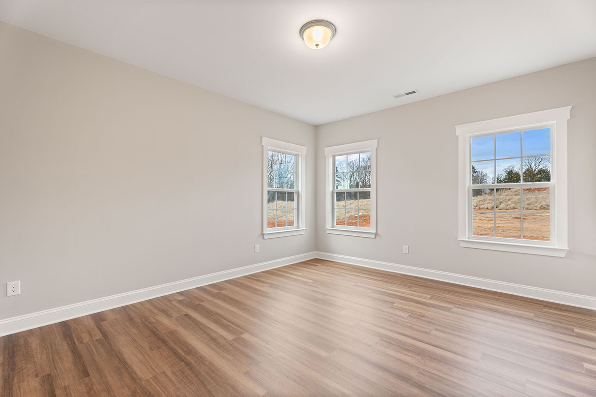 https://assets.windsorhomes.us/img/MLF_lot41_Pinehurst_elvB_112_Rocky_Maple_Drive_primary_suite.jpg
